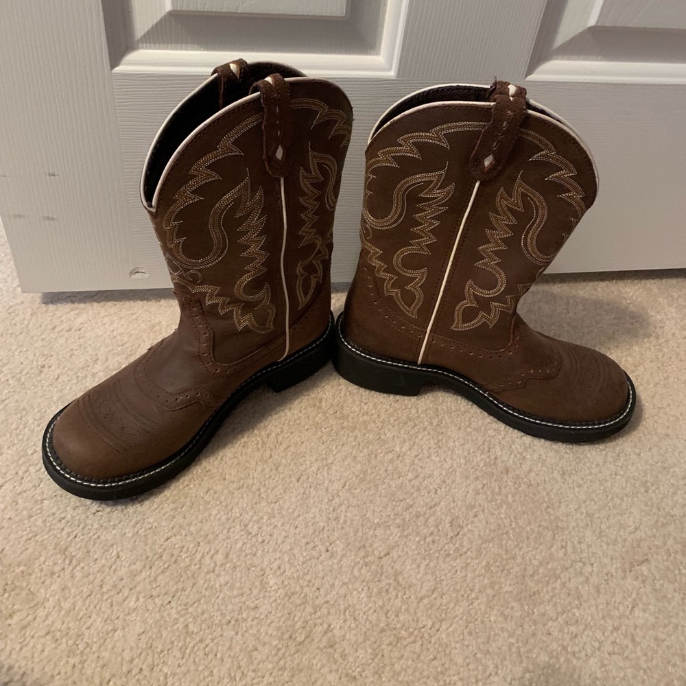 Justin round toe cowgirl boots